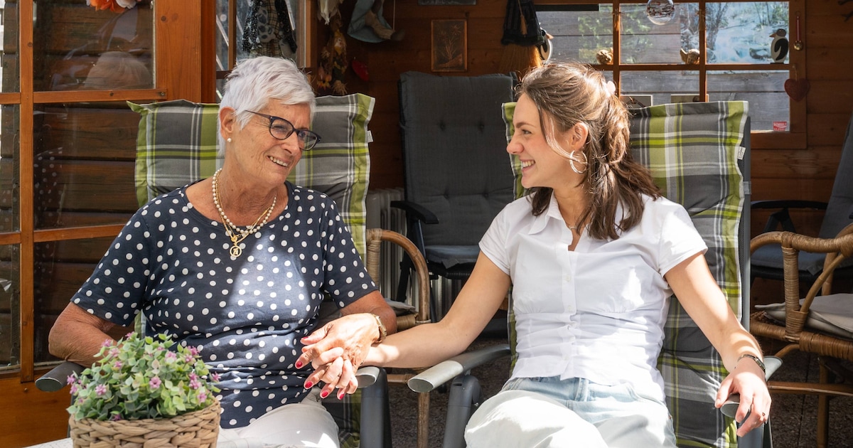 Tijdens het boodschappen doen, pakt Lianne altijd de hand van haar oma vast: ‘Daar geniet ik van’