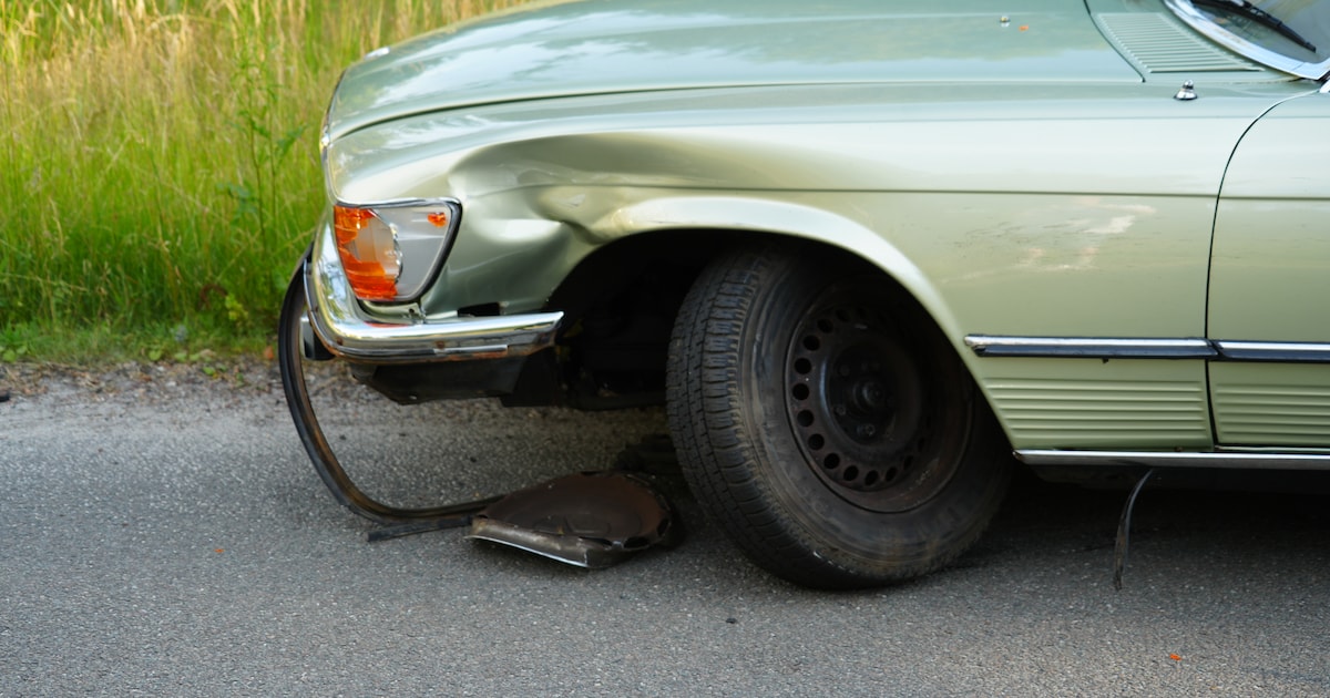 Motorrijder en oldtimer in botsing aan Strandweg in Kropswolde