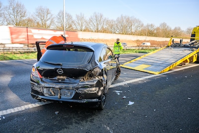 Automobilist verliest macht over het stuur na botsing met vrachtwagen op de A58: voertuig zwaar besc