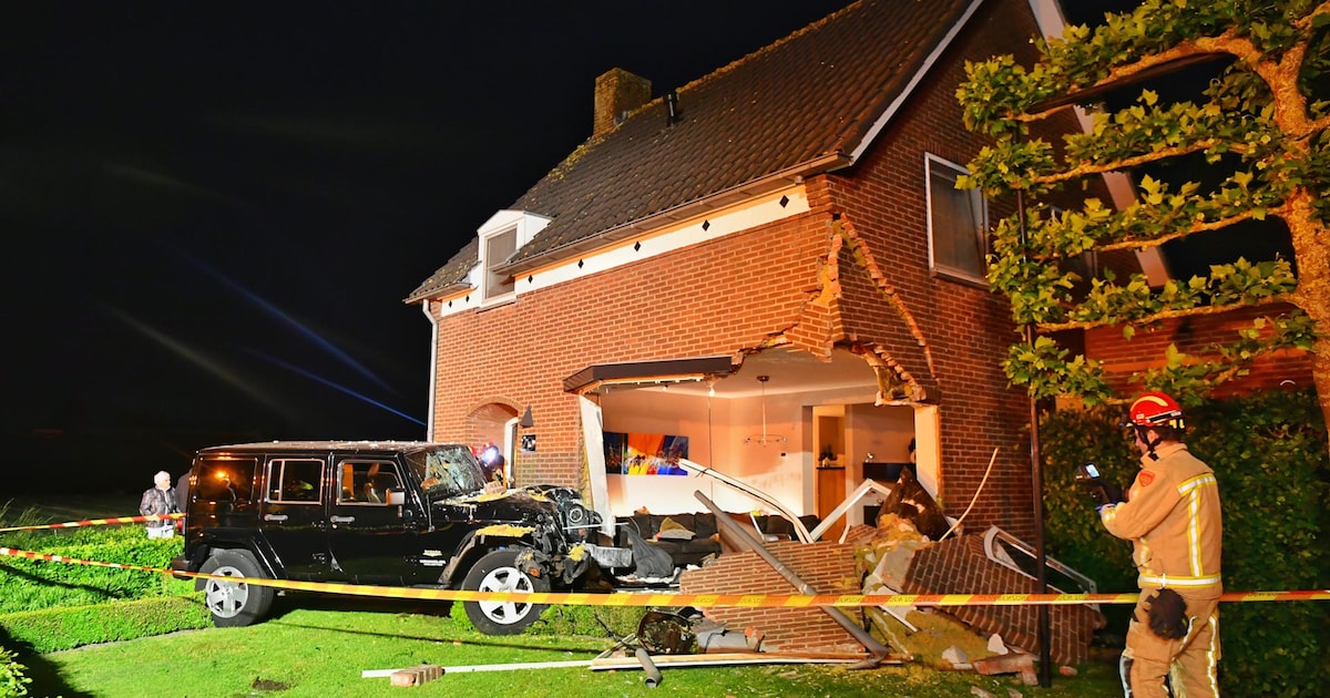 Auto rijdt woning binnen in Budel terwijl bewoners achter het huis voetbal kijken