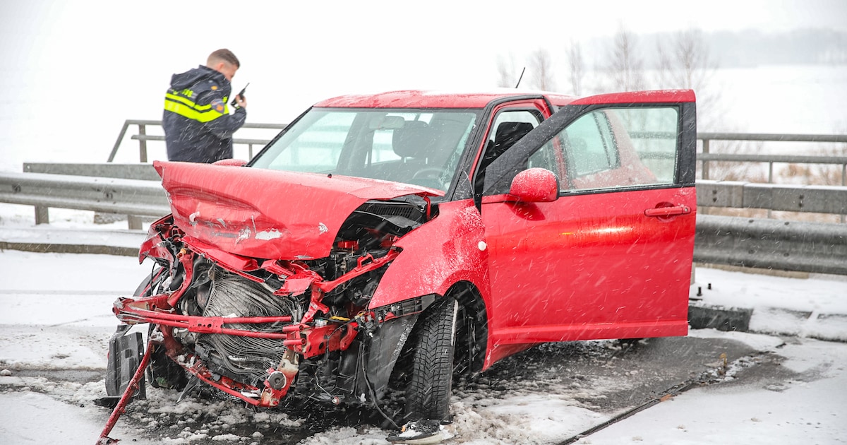 Auto crasht frontaal tegen vangrail langs N366 bij Alteveer