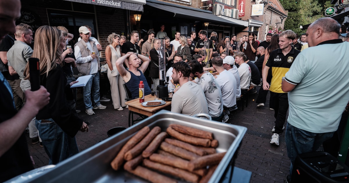 Stoere praatjes aan de bar monden uit in frikandellenwedstrijd: ‘Vooral de smaak gaat tegenstaan’