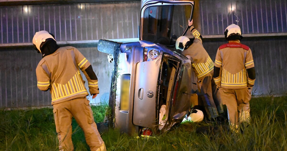 Auto over de kop op de A2 bij Zijderveld | 112 nieuws Vijfheerenlanden