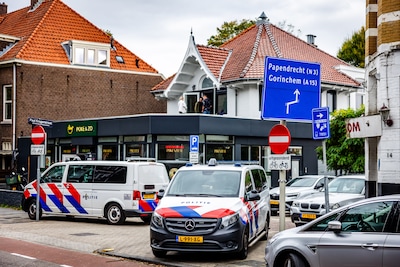 Politie stuit bij inval in Dordtse woning op illegaal vuurwerk, drugs en nepkleding
