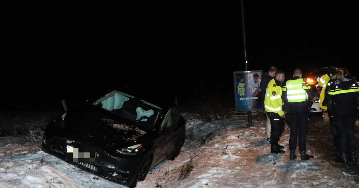 Bestuurder van Tesla belandt met voertuig in de greppel in Loon op Zand