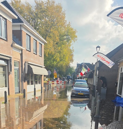 Waterleidingbreuk zet straat in Barendrecht onder water, bloemen voor bewoners