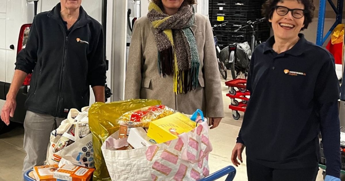 Met donatie uit Barchem maakt voedselbank klanten in Lochem en Zutphen blij