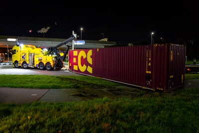 Vrachtwagen verliest grote zeecontainer in Rotterdams havengebied