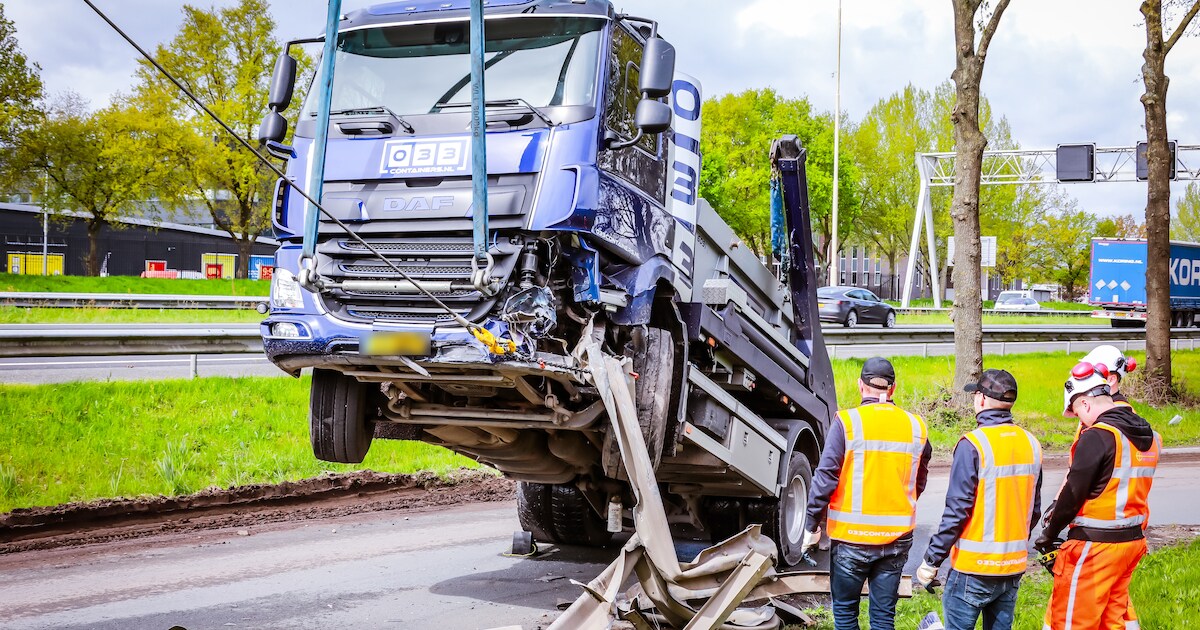 vrachtwagen-knalt-tegen-de-vangrail-in-amersfoort-chauffeur-komt-met