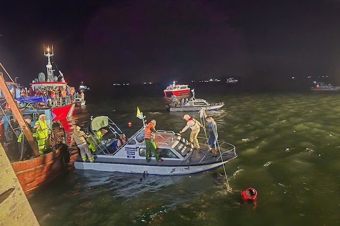 reddingsdiensten-bij-gekapseisde-boot-in-vietnam