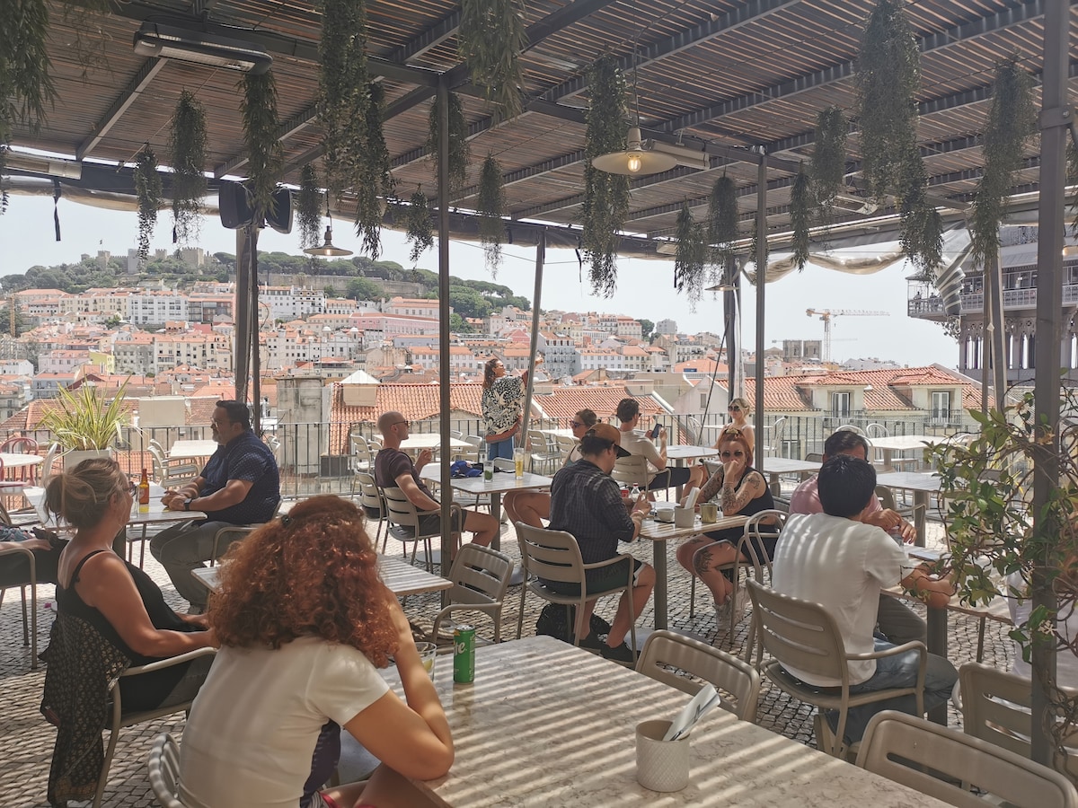 Dit terras in Lissabon heeft fantastisch uitzicht, maar op je drankje ...