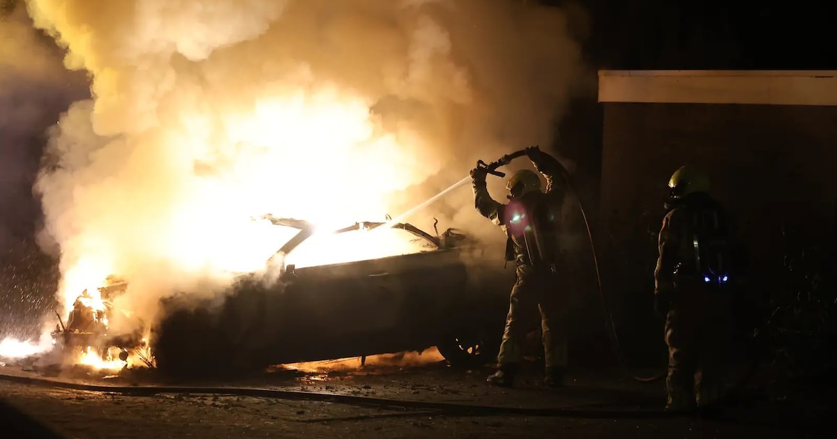 Vlammen slaan metershoog uit bij autobrand in Gouda