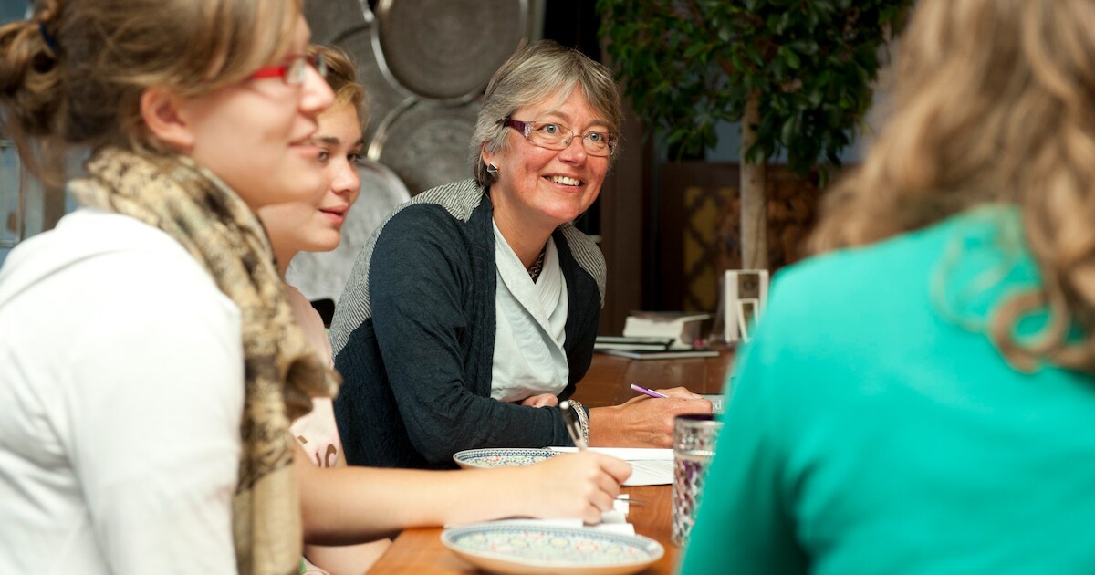 Bewoners gaan in gesprek over vrijheid en gelijkheid bij wijkcafé in Den Hoorn