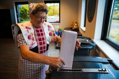 Stemmen in klederdracht: zo brengen Spakenburgers hun stem uit vandaag