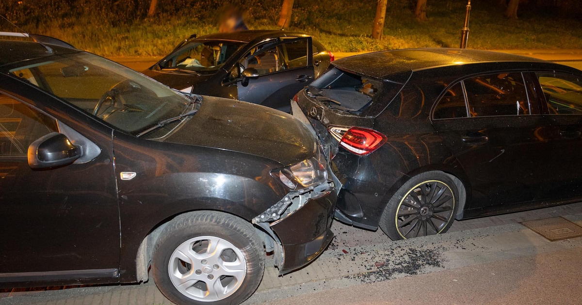 Automobilist ramt geparkeerde auto’s op Prinsen Bolwerk in Haarlem