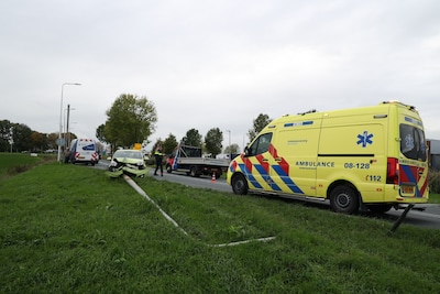 Automobilist rijdt lantaarnpaal omver op de Zeiving in Vuren