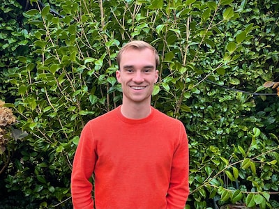 Luc (24) staat voor de klas, maar dit is zijn échte droom: ‘Samen met mijn vriendin Linette leven va