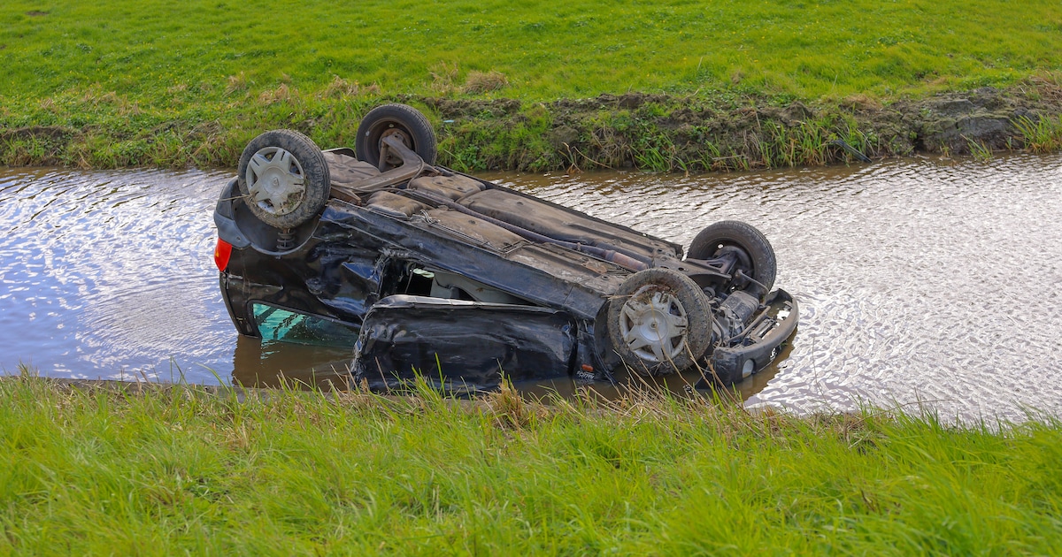 Auto belandt op de kop in sloot in Noordbeemster
