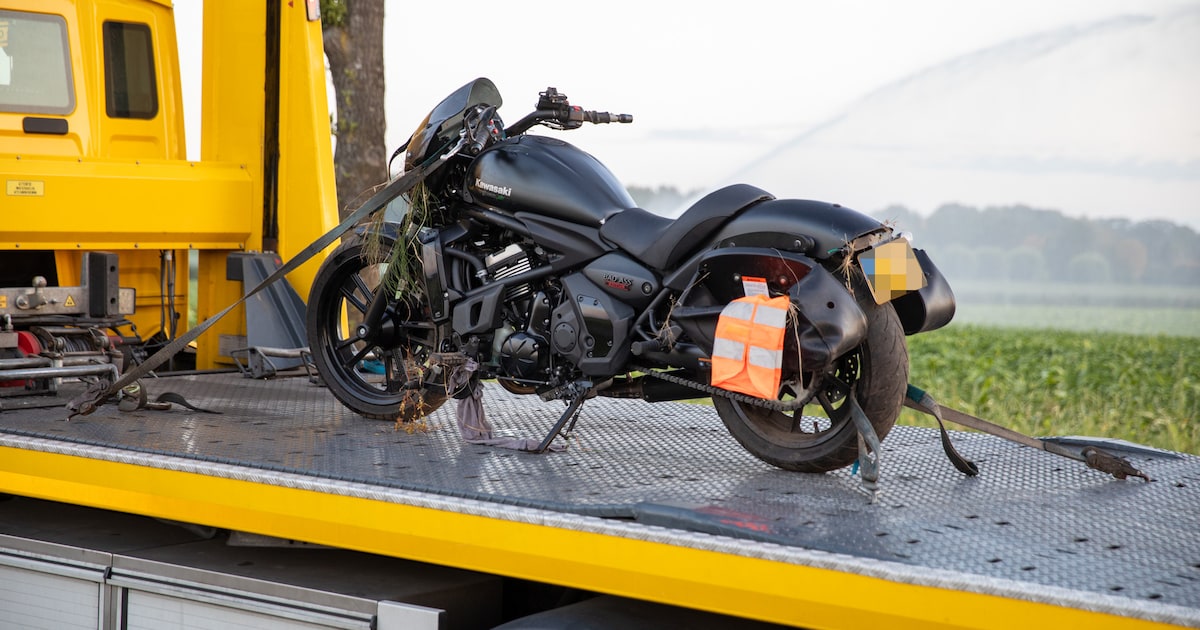 Motorrijder raakt gewond na botsing tegen boom in Wouw