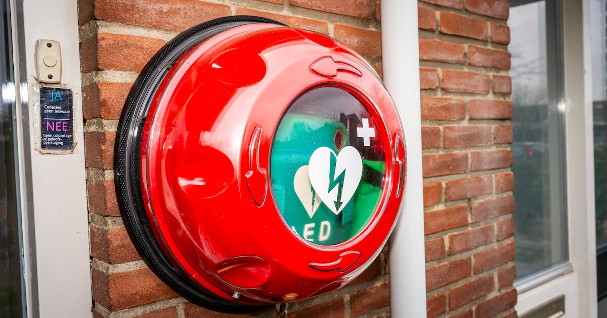 AED geschonken aan de Schaapskooi in Ruinen