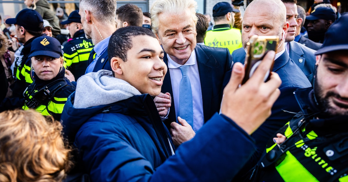 Wilders trekt grote menigte bij start van zijn azc-tour in Papendrecht: ‘Gaan er alles aan doen om k