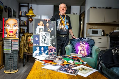 Fred (68) reist al decennia de wereld over voor selfies met sterren: ‘Als het lukt geeft dat een kick’