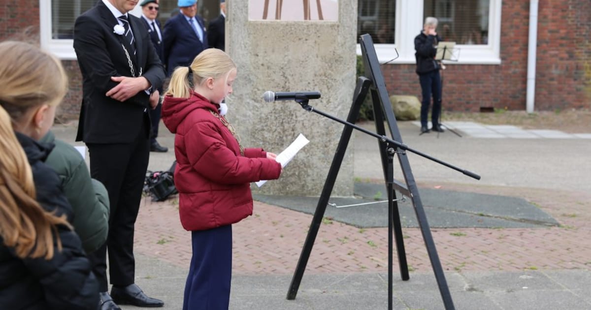 Vrijheid herdacht in Oosterwolde: scholen en burgemeester bij ceremonie