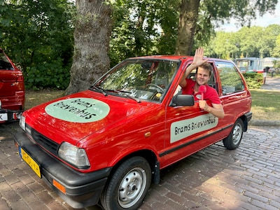 Met zijn rode autootje bezorgt Bram gratis je poststuk: ‘Het verste was Berlijn’