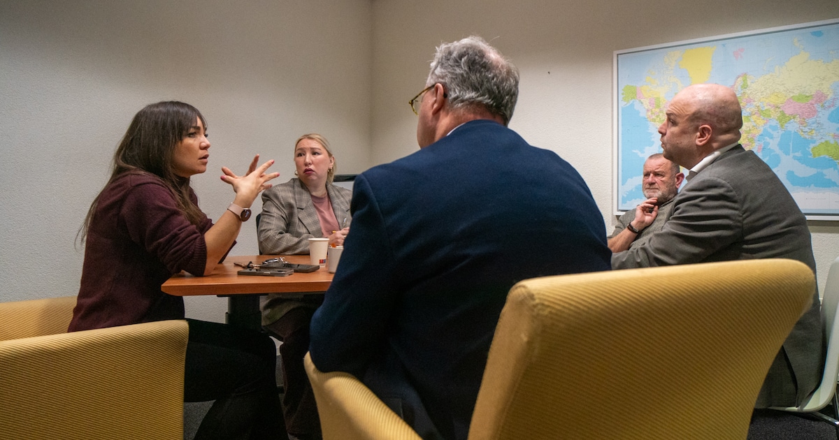 Burgemeester en wethouder bezoeken opvanglocatie in Nieuwerkerk