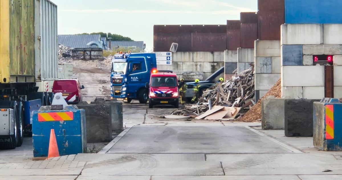 Grote berg afval in brand bij afvalverwerkingsbedrijf in Groot-Ammers
