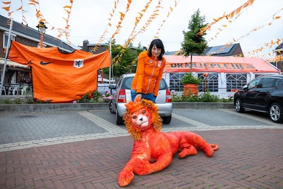Buurt zet alles op alles voor Oranje met tent, zwembaden en vlaggen: ‘Hier doet altijd iedereen mee’