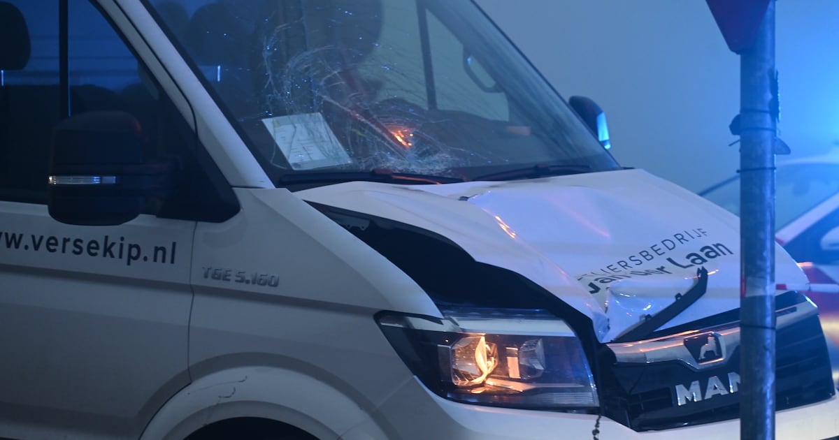 Voetganger ernstig gewond na botsing met kleine vrachtwagen op de N247 bij Beets