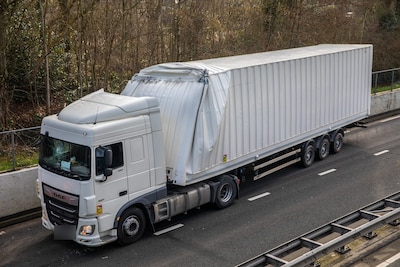 Vrachtwagen botst tegen viaduct op N262 in Roosendaal, trailer zwaar beschadigd