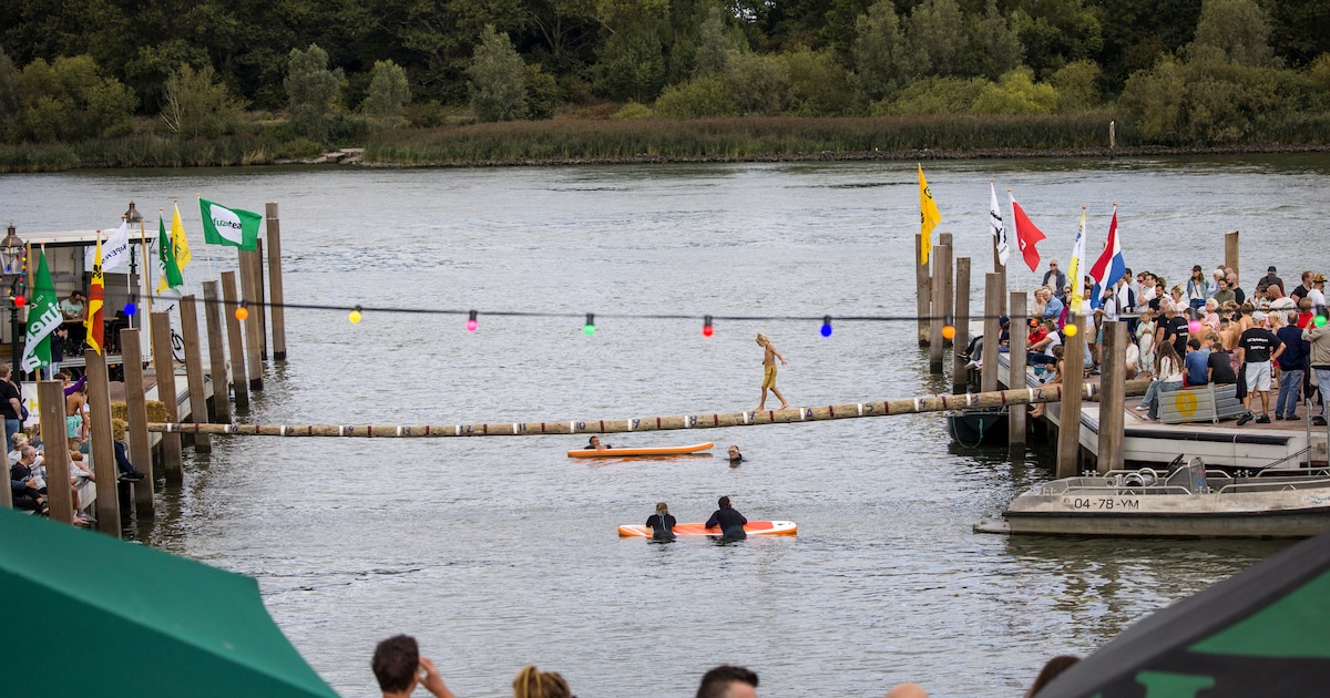 Balanceren boven de vernieuwde haven in Puttershoek