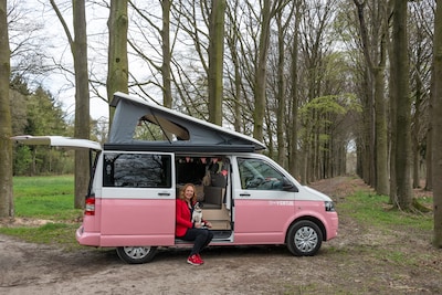 Ilona’s camper is knalroze en heet ‘Pink Ventje’: ‘Er is er maar één in Nederland en die heb ik’