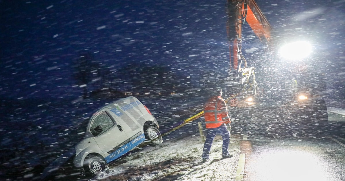 Bestelbus glijdt sloot in langs de N384 in Wjelsryp