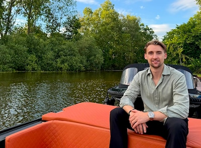 Stijn (28) biedt sloepverhuur op de Reeuwijkse Plassen: ‘Koud drankje, muziekje en frisse duik’