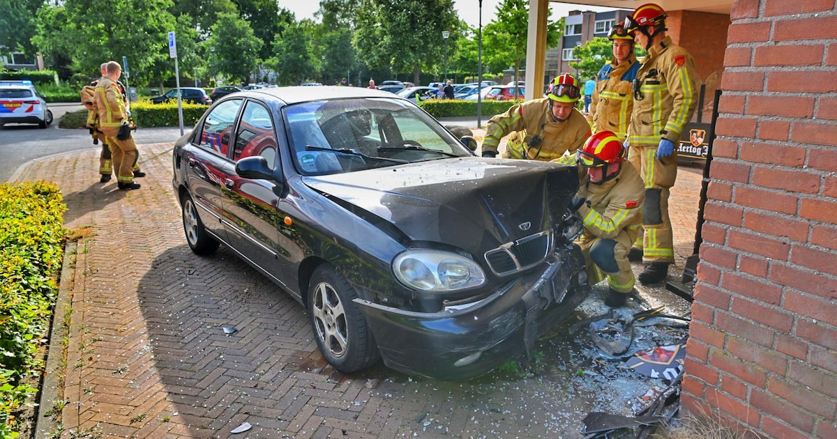 Automobilist raakt geparkeerde auto’s en botst tegen sporthal in Dommelen
