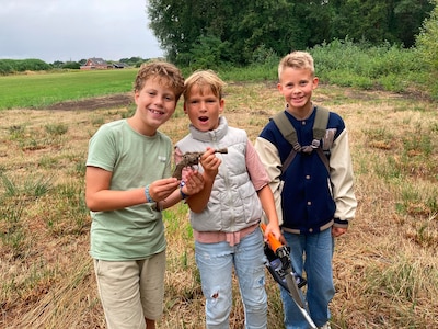 Bierdopje of aansteker? Nee hoor: deze drie jongens vinden ineens twee pistolen in de modder van Bor