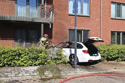 Auto botst tegen appartementencomplex in Veldhoven en vliegt in brand: gebouw ontruimd