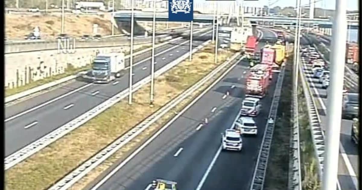 A15 bij Brielle lang dicht na botsing vrachtwagens