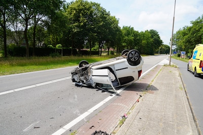 Auto slaat over de kop na botsing tegen lantaarnpaal in Zwolle