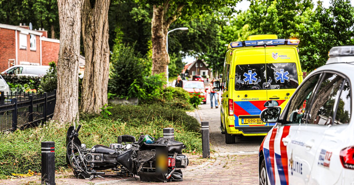 Motorbestuurder naar ziekenhuis na botsing met auto op Bargerweg in Emmen