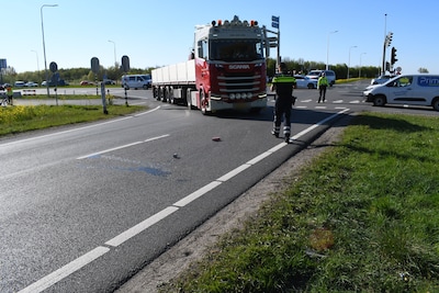 Fietser gewond na botsing met vrachtwagen op de Flevoweg bij Kampen