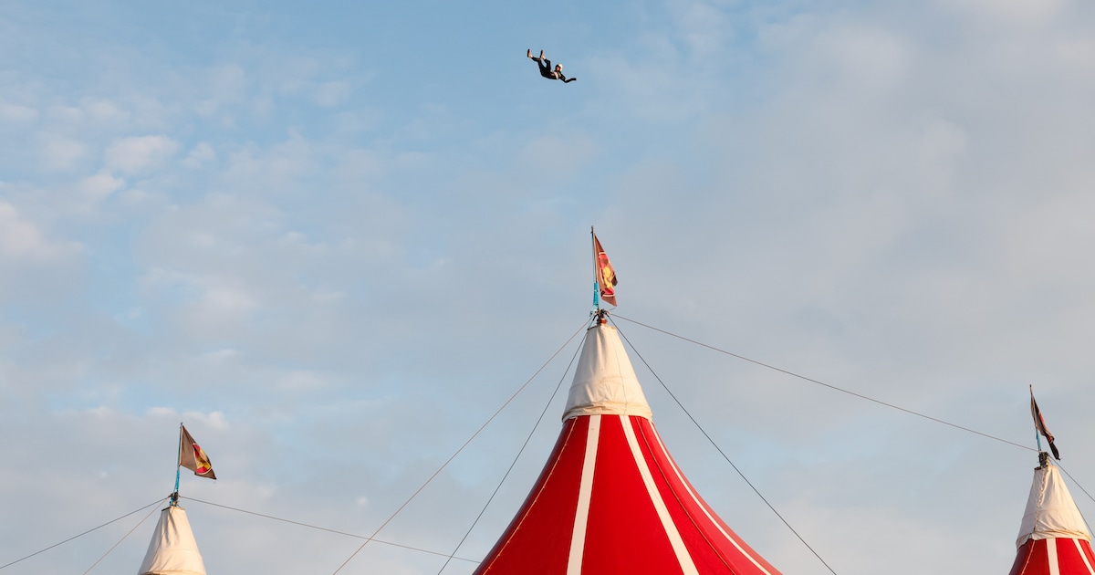 Stuntman naar ziekenhuis na sprong van 75 meter over tent op Zwarte Cross