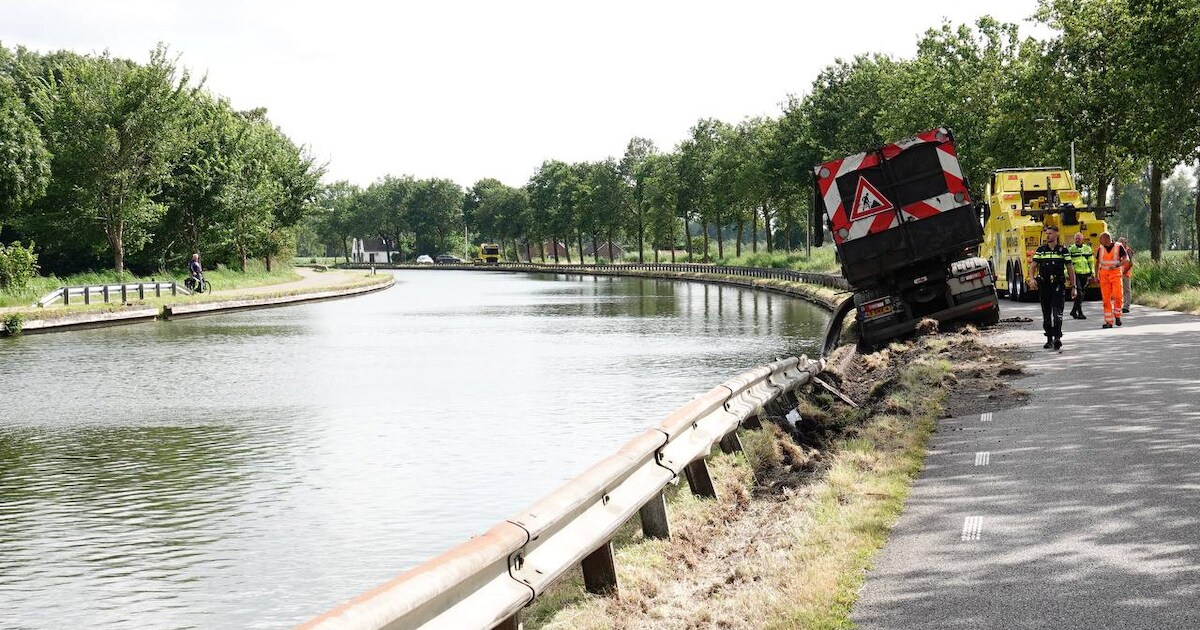 Vrachtwagen bungelt boven kanaal in Beerzerveld