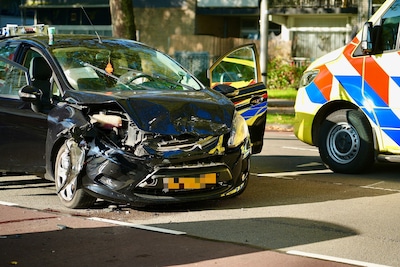 Twee automobilisten gewond bij botsing in Tilburg, laagstaande zon mogelijk oorzaak