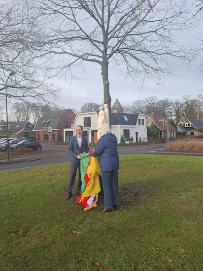 Wethouder Kuipers onthult beeld in Vries