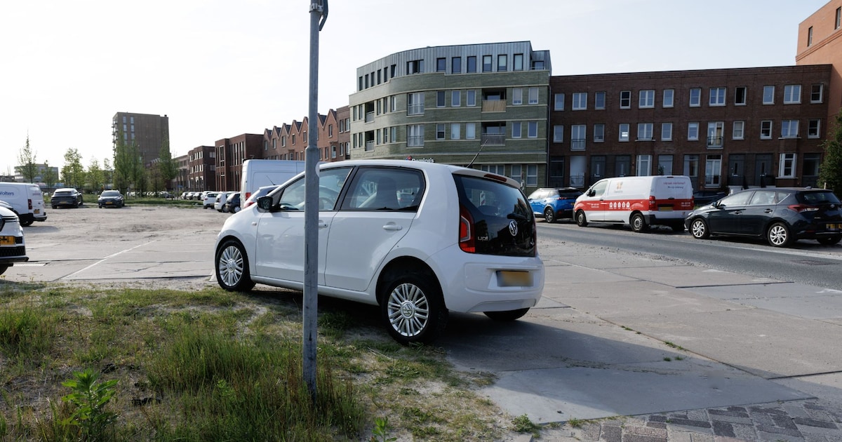 ‘Dramatisch’, ‘rotzooi’ en ‘kansloos’: parkeren is voor bewoners Almere Poort een groot probleem