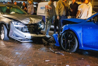 Grote schade na botsing tussen auto's op Glashaven in Rotterdam